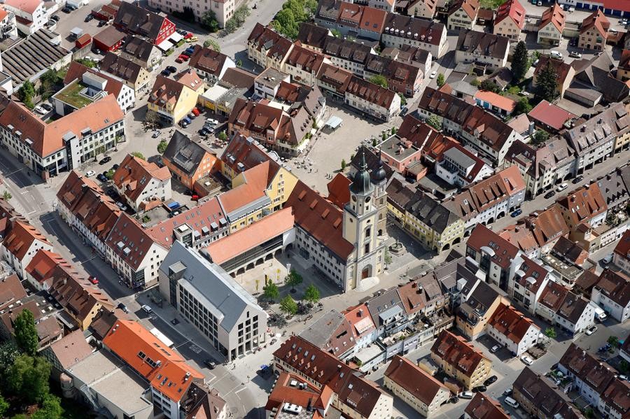 Eine wunderschöne Stadt mit dem U-förmigen Rathaus in der Mitte aus der Vogelperspektive