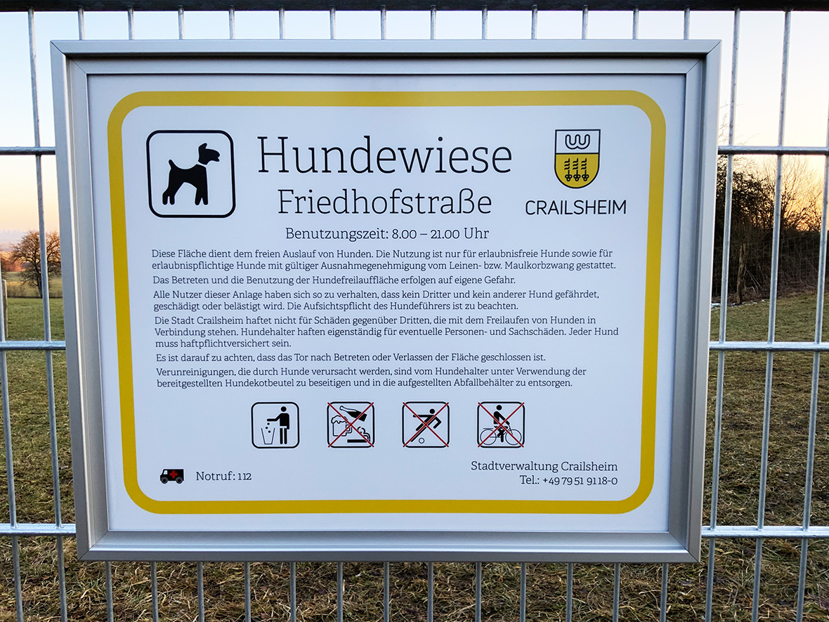 Eine Infotafel am Eingang der Hundewiese informiert.