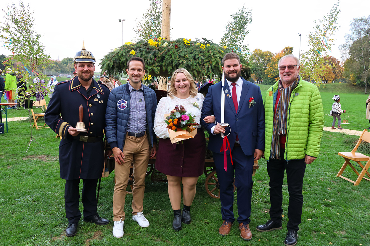 Fünf Personen, teils verkleidet, stehen für ein Foto parat
