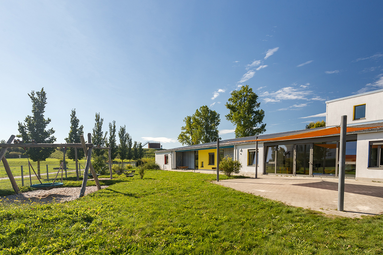 Ein Kindergarten mit Spielplatz