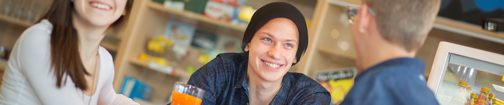 Drei Junge Menschen unterhalten sich