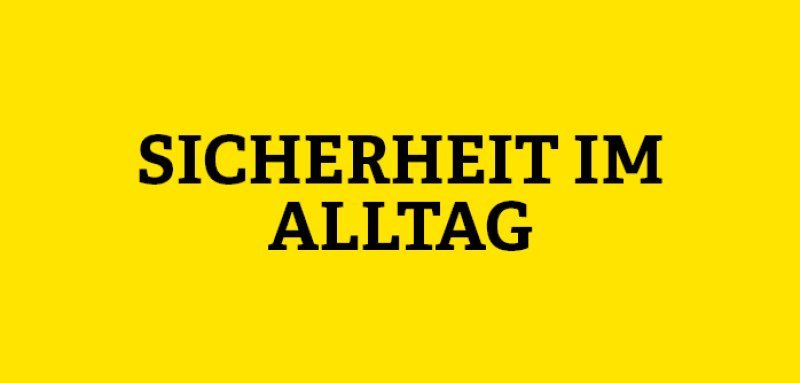 Gelbe Kachel mit Aufschrift Sicherheit im Alltag
