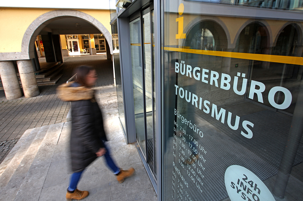 Eine Frau betritt ein Bürgerbüro