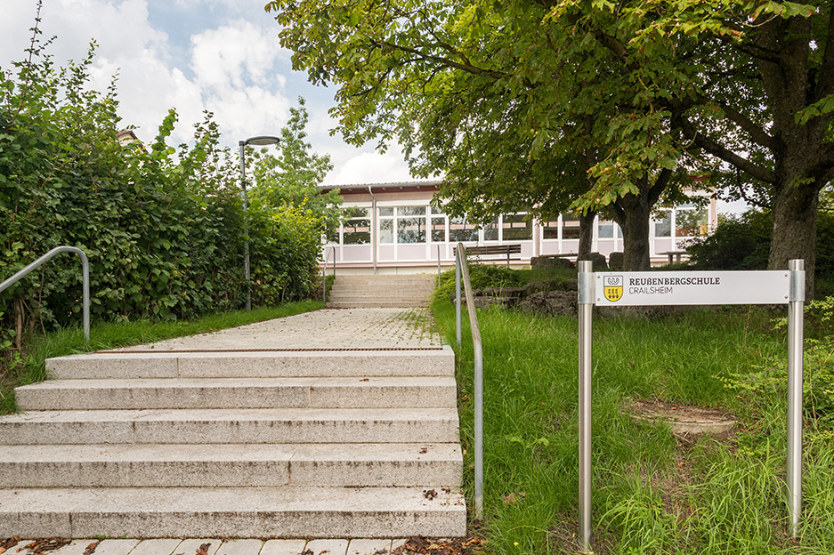 der Treppenaufgang zu einer Schule