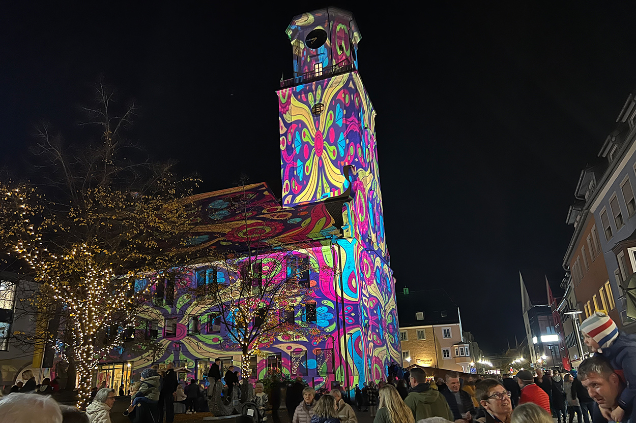 Ein bunt erleichtetes Gebäude mit Turm