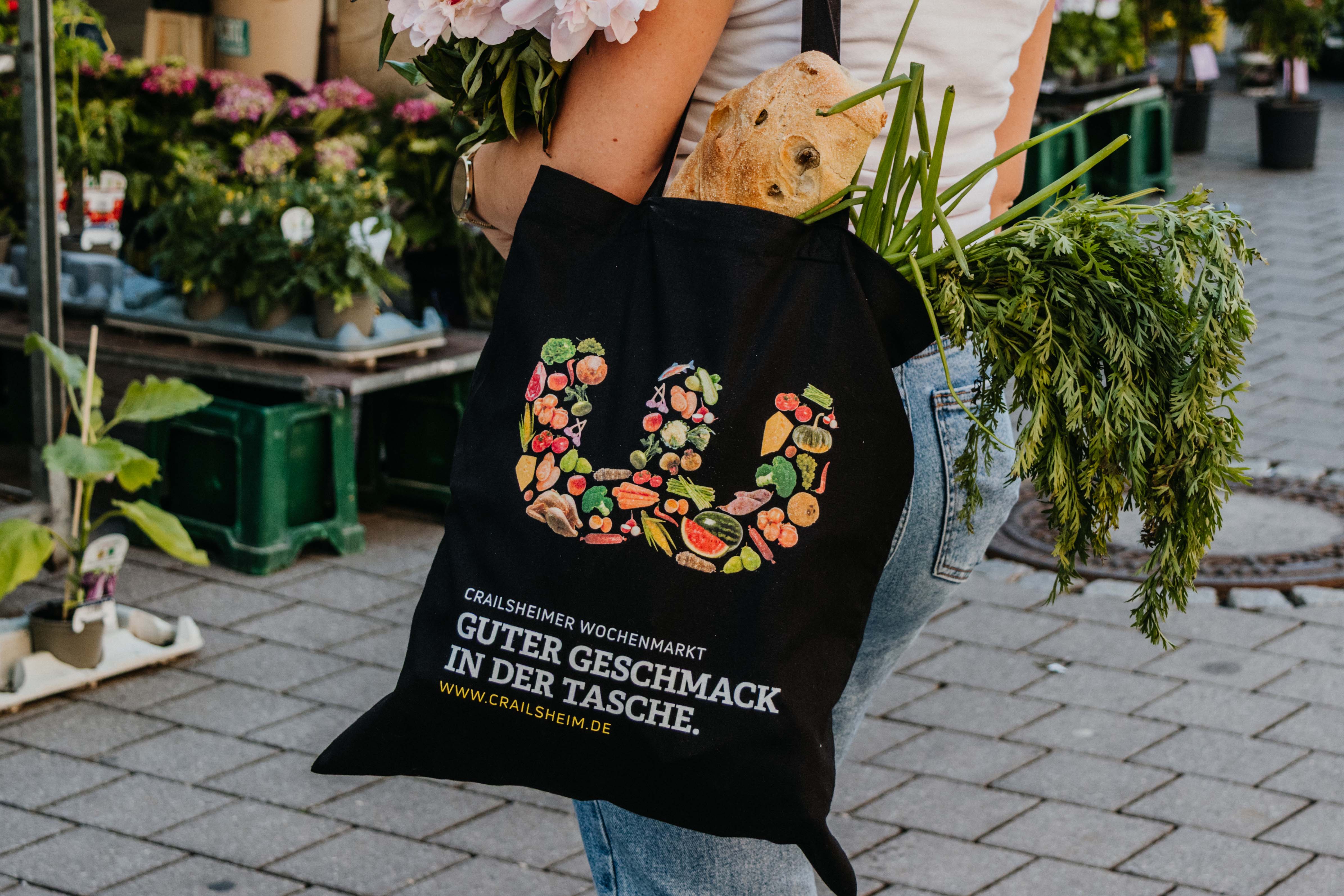 Wochenmarkt-Tragetasche mit Brot und Gemüse gefüllt