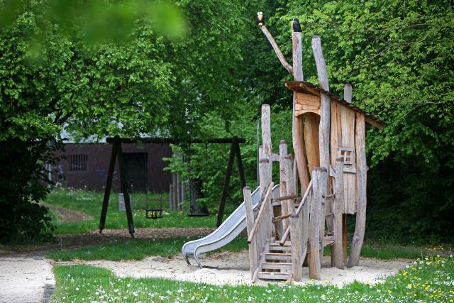 Spielelement mit Rutsche auf einem Spielplatz
