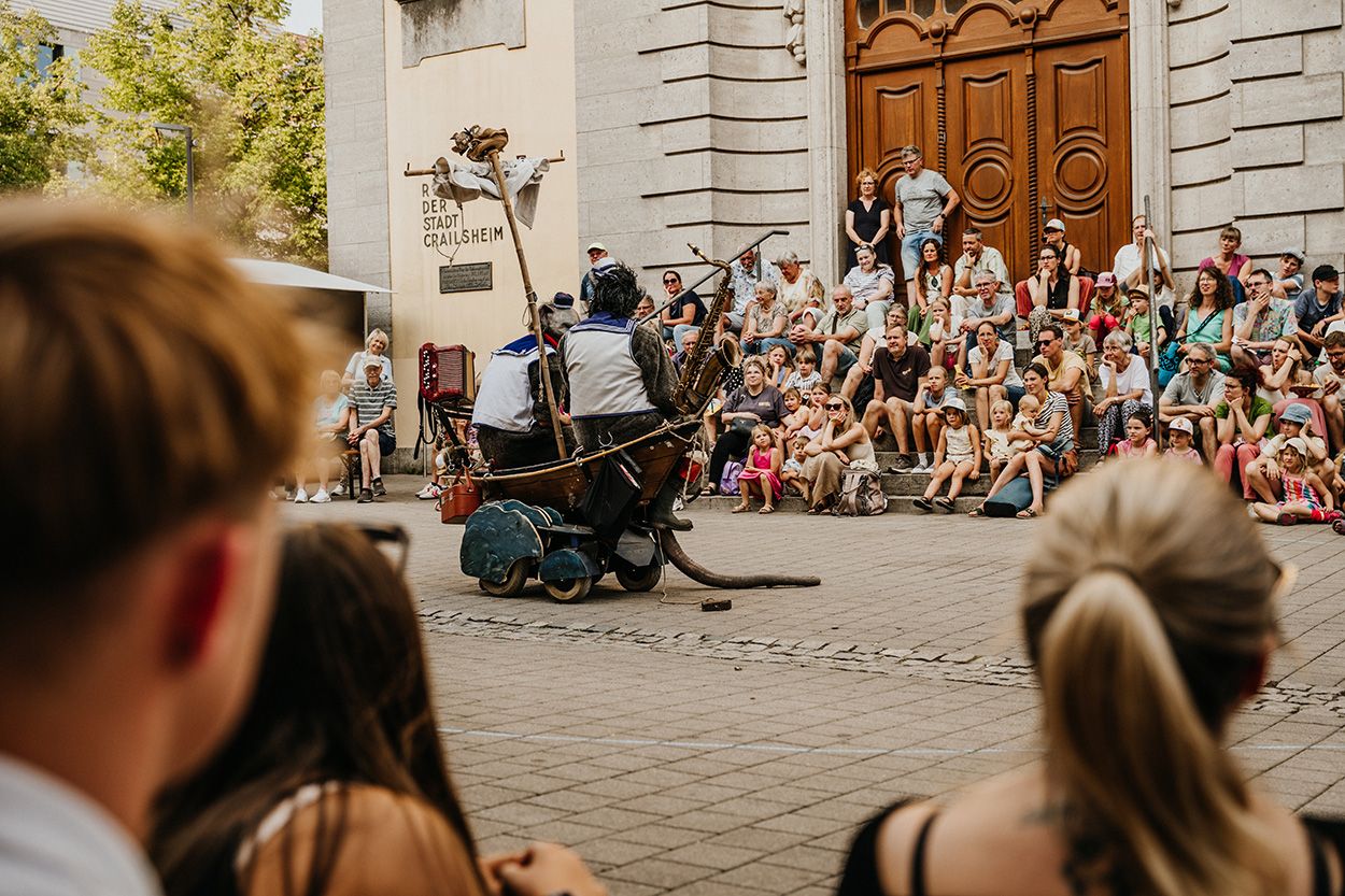 Eine Straßendarbietung mit Mäusen und vielen Zuschauern