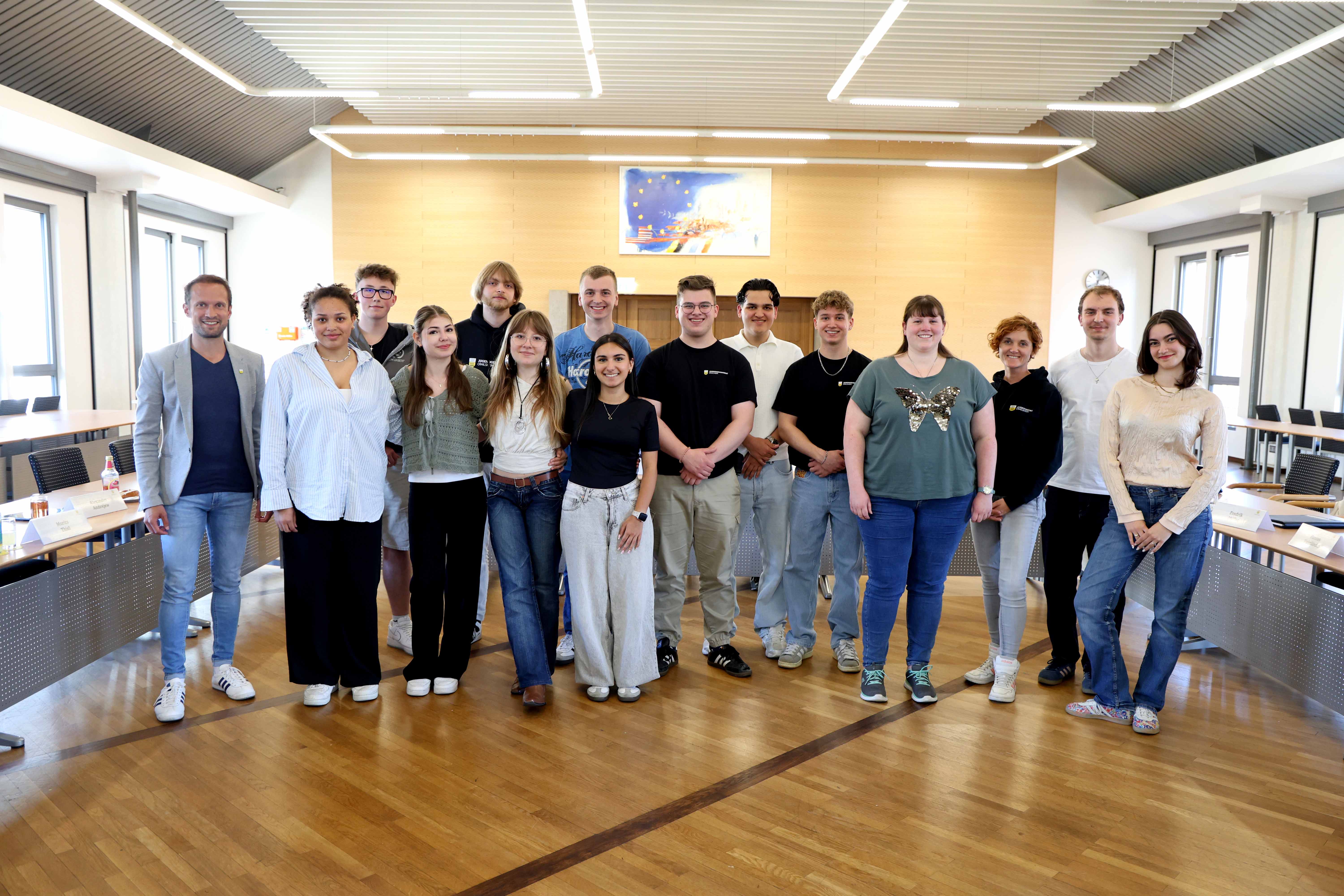 Eine Gruppe von Jugendlichen arbeitet an einer Flipchart